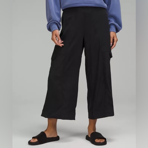 Lululemon Metropolis Maven High Rise Crop Size 4 Black Cargo Pant - Picture 3 of 12